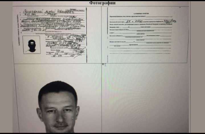 У Пальчевського російські паспорти. В 2000 році від ще служив в армії РФ. Документи