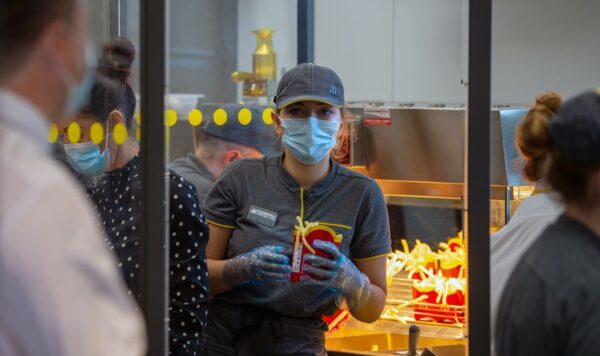 Минимальная зарплата сотрудников McDonald’s превысила доходы почти всего населения России