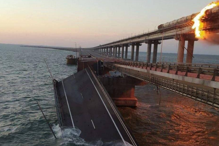 Крымский мост. Мощный пожар, часть мост рухнула в воду, движение полностью перекрыто