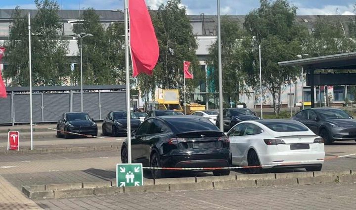 Бестселлеры немецких электромобилей 2022 года: Tesla на вершине, продажи у VW упали