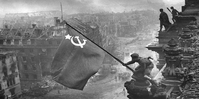 ВИКИНУЛИ З ІСТОРІЇ І ЗАБУЛИ: Прапор Перемоги над Рейхстагом піднімали українці