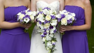 Букет для подружки невесты – какие цветы купить на свадьбу