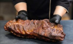 Копчене м’ясо: як обрати справжній продукт і не натрапити на підробку