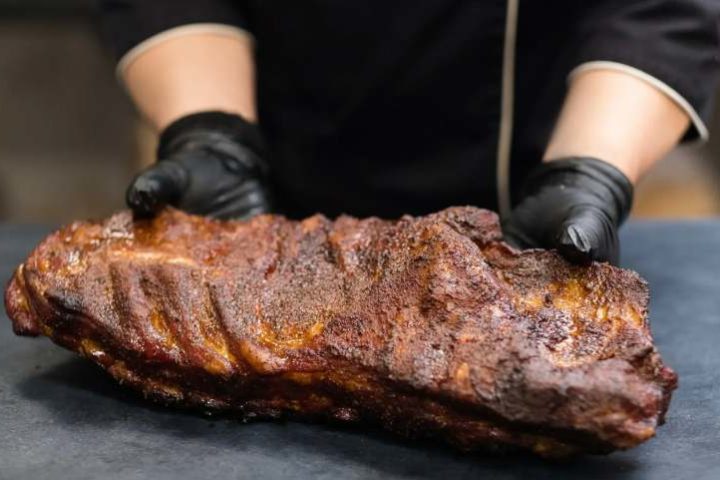 Копчене м’ясо: як обрати справжній продукт і не натрапити на підробку