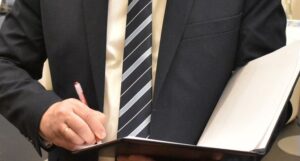 Підпис наосліп: чому перевірка документів адвокатом економить вам гроші та зберігає спокій