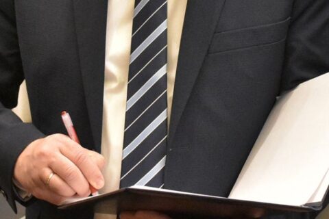 Підпис наосліп: чому перевірка документів адвокатом економить вам гроші та зберігає спокій