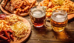 Осенние вечера с пивом: лучшие закуски для уютных посиделок дома