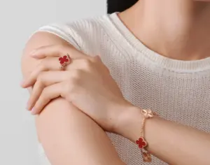 Золоті браслети Van Cleef & Arpels архітектура розкоші у русі